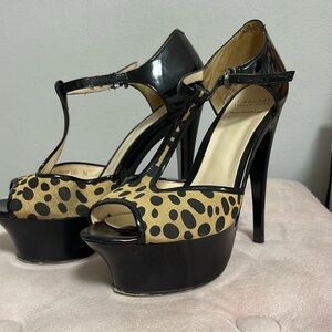 Heels shoes leopard print 6 size (like 5)